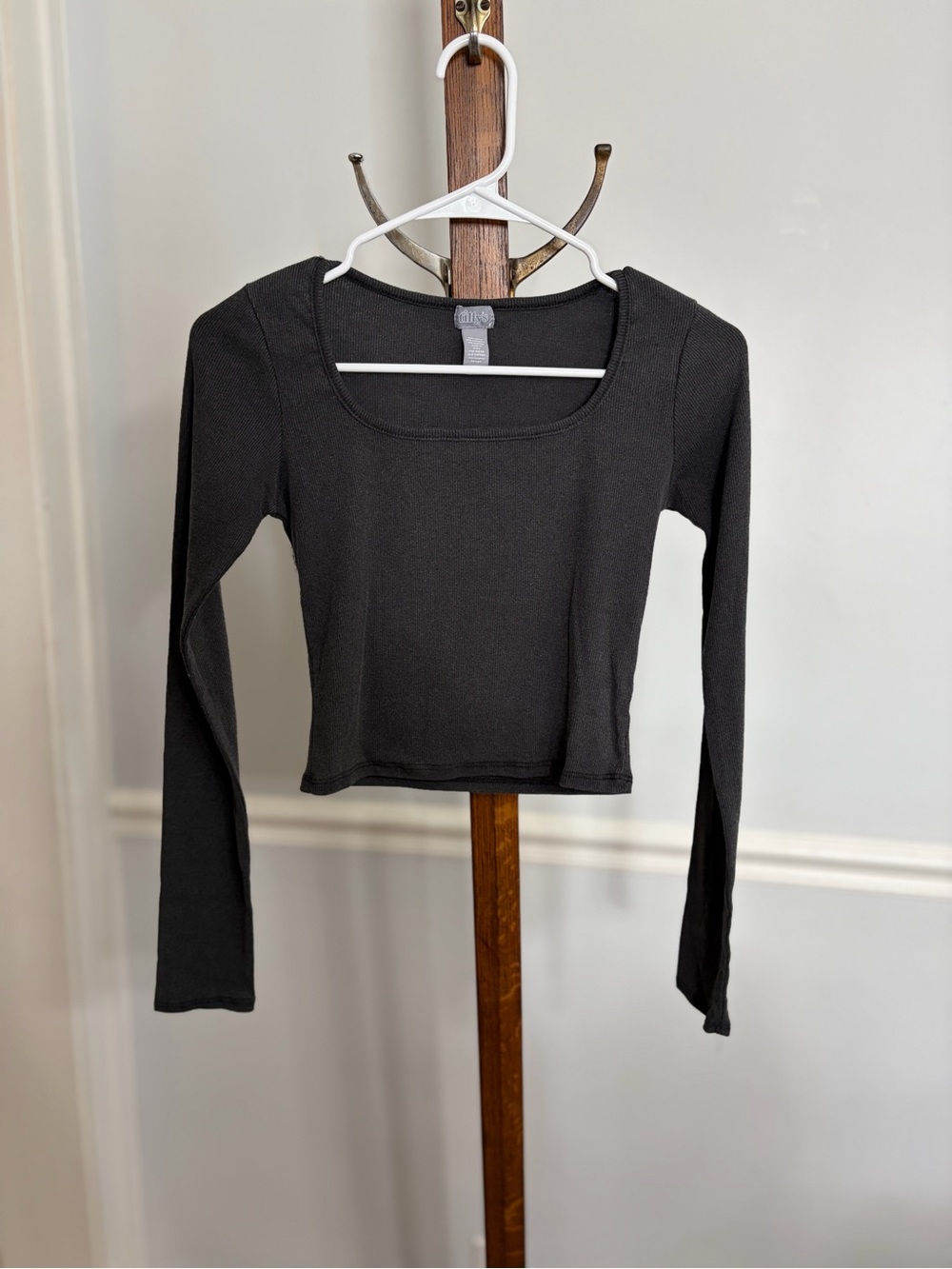 Tilly's Black Long-Sleeve Square Neck Crop Top